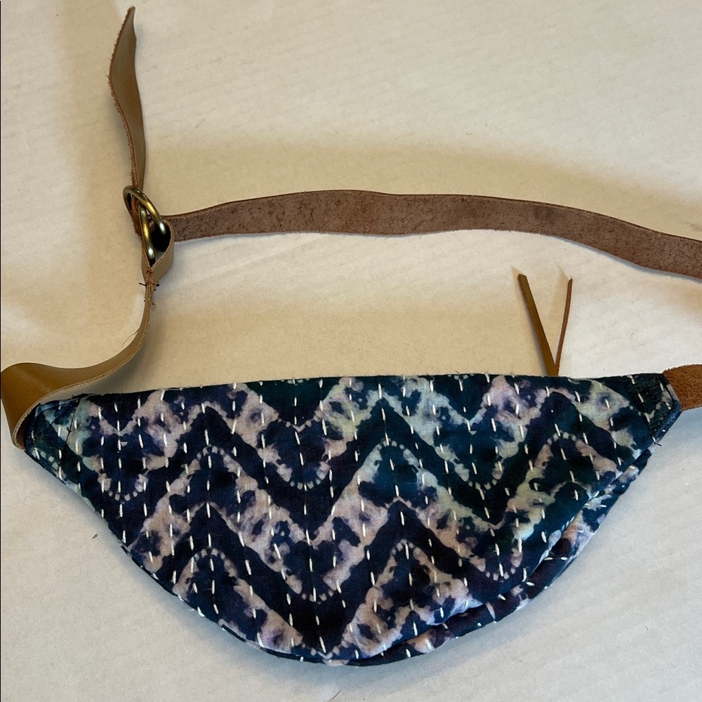ANABAGLISH VIV KANTHA  HIP PACK SLING BAG BELT BAG TIE DYE WITH LEATHER STRAP - Picture 5 of 16